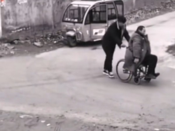 視頻監(jiān)控?cái)z像頭下的正能量你感受到了嗎？