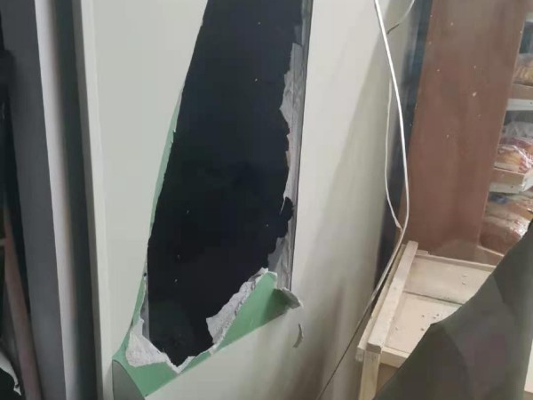 小偷砸開石膏墻鉆進店里偷竊，多虧有AI智能視頻監(jiān)控系統(tǒng)！